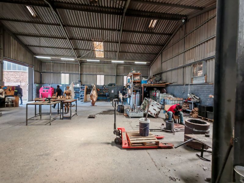 700m2  Warehouse with Enclosed Yard Area TO LET in Gants, Strand. - Photo 4