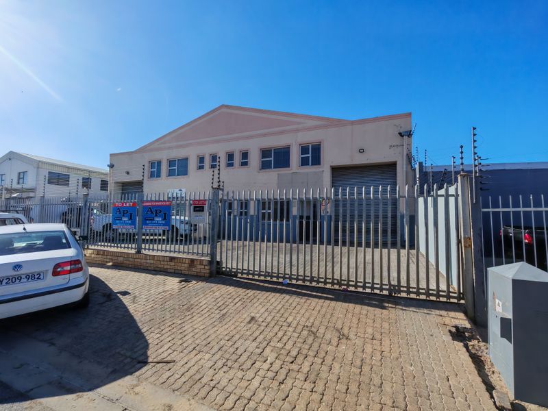 280m2 Industrial Warehouse with small Enclosed Yard Area To Let in the Strand. - Photo 10