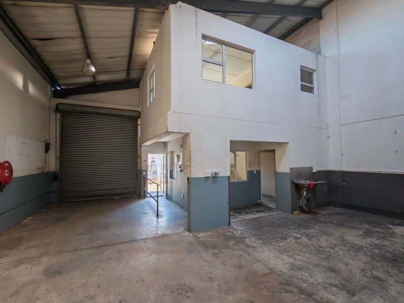 280m2 Industrial Warehouse with small Enclosed Yard Area To Let in the Strand. - Photo 7
