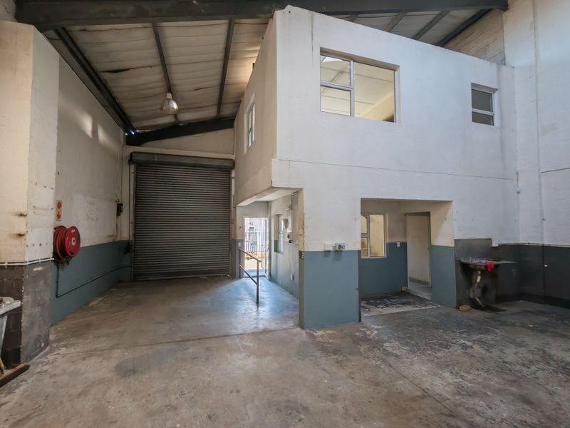 280m2 Industrial Warehouse with small Enclosed Yard Area To Let in the Strand. - Photo 9