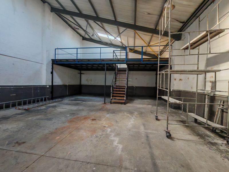 280m2 Industrial Warehouse with small Enclosed Yard Area To Let in the Strand. - Photo 4
