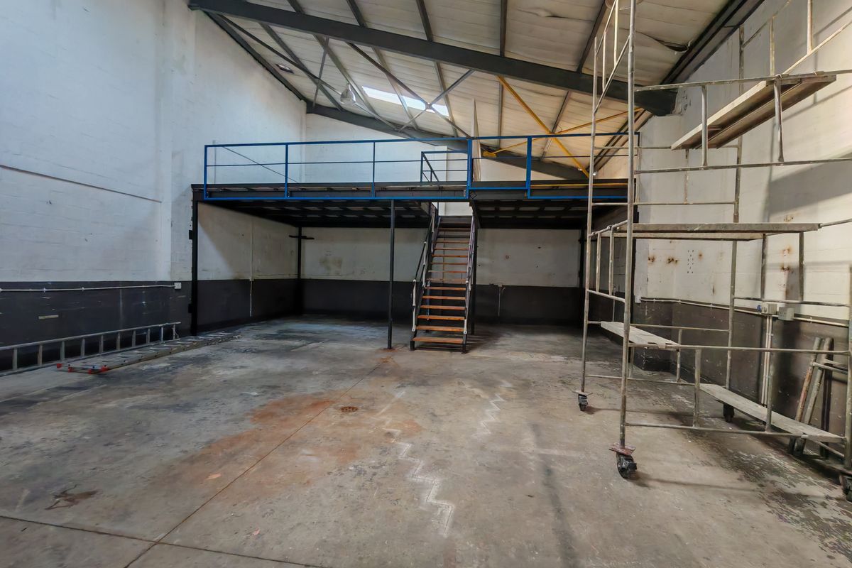 280m2 Industrial Warehouse with small Enclosed Yard Area To Let in the Strand. - Photo 4