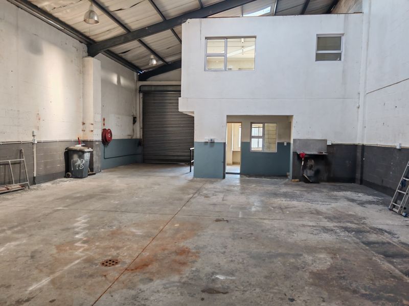 280m2 Industrial Warehouse with small Enclosed Yard Area To Let in the Strand. - Photo 8