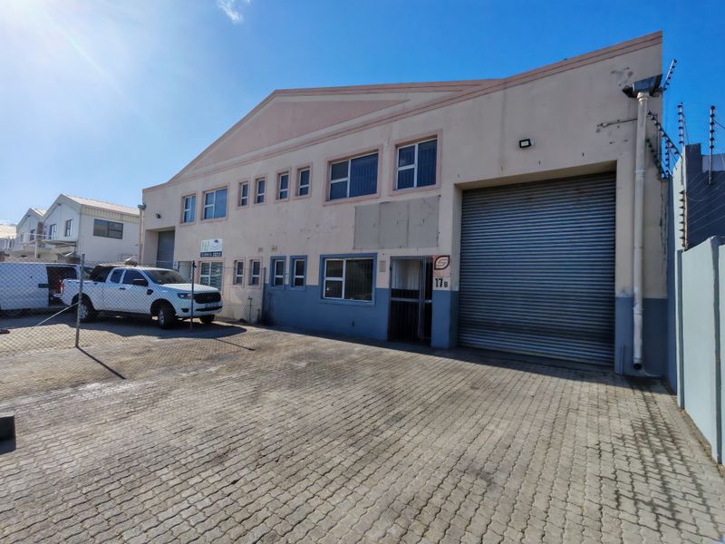280m2 Industrial Warehouse with small Enclosed Yard Area To Let in the Strand. - Photo 6