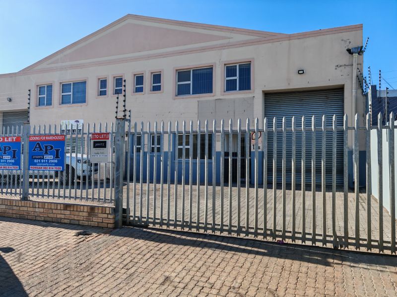 280m2 Industrial Warehouse with small Enclosed Yard Area To Let in the Strand. - Photo 3