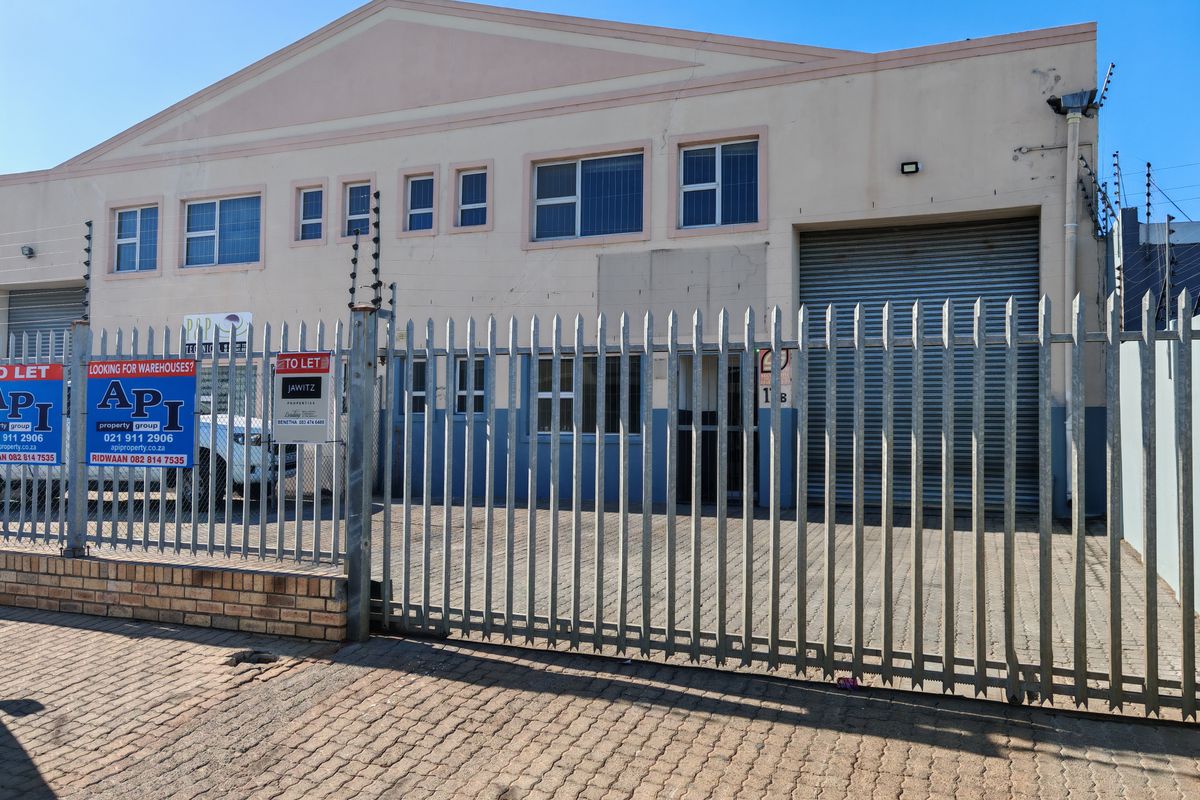 280m2 Industrial Warehouse with small Enclosed Yard Area To Let in the Strand. - Photo 3