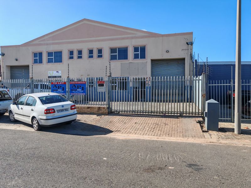 280m2 Industrial Warehouse with small Enclosed Yard Area To Let in the Strand. - Photo 2