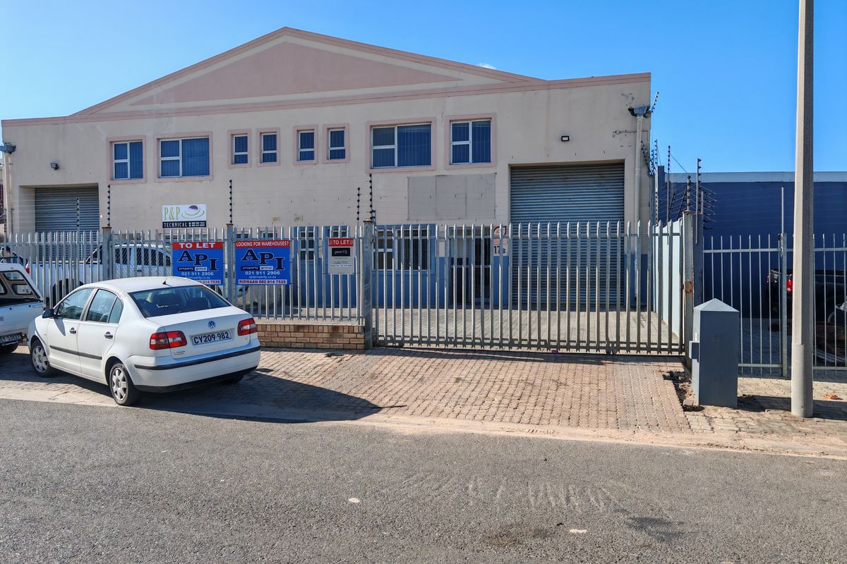 280m2 Industrial Warehouse with small Enclosed Yard Area To Let in the Strand. - Photo 2