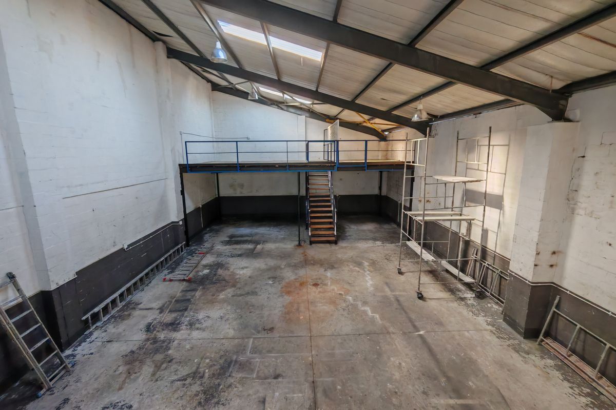 280m2 Industrial Warehouse with small Enclosed Yard Area To Let in the Strand. - Photo 5