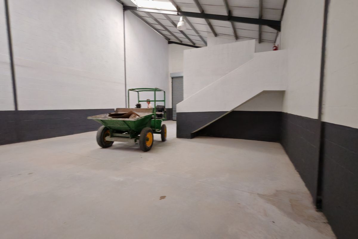 170m2 Industrial Warehouse To Let in the Strand. - Photo 2