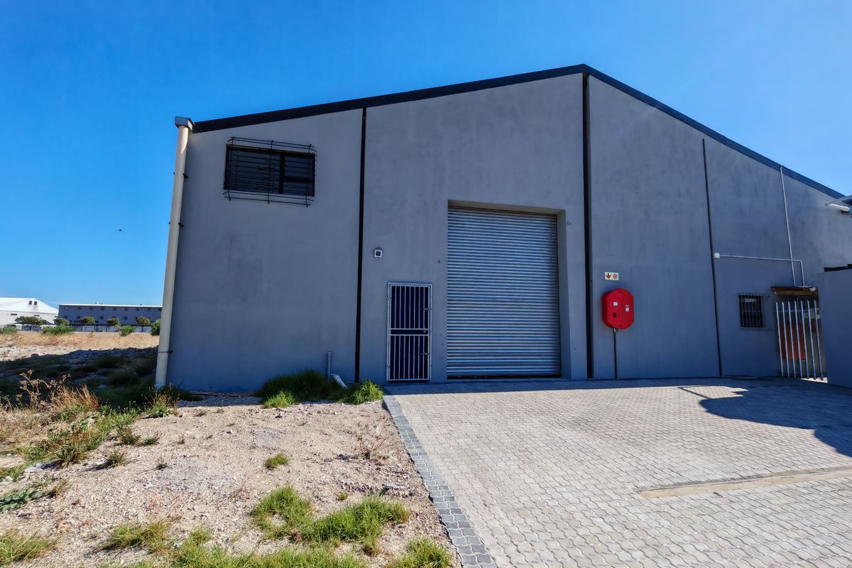 170m2 Industrial Warehouse To Let in the Strand. - Photo 4