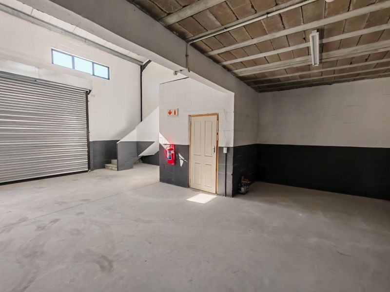 90m2 Industrial Warehouse To Let in the Strand. - Photo 10
