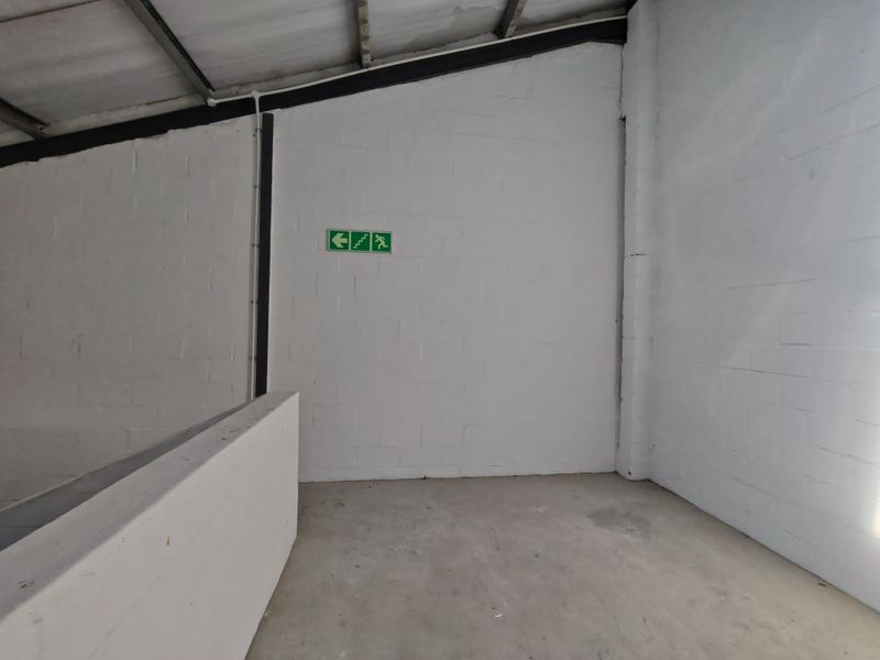 90m2 Industrial Warehouse To Let in the Strand. - Photo 7