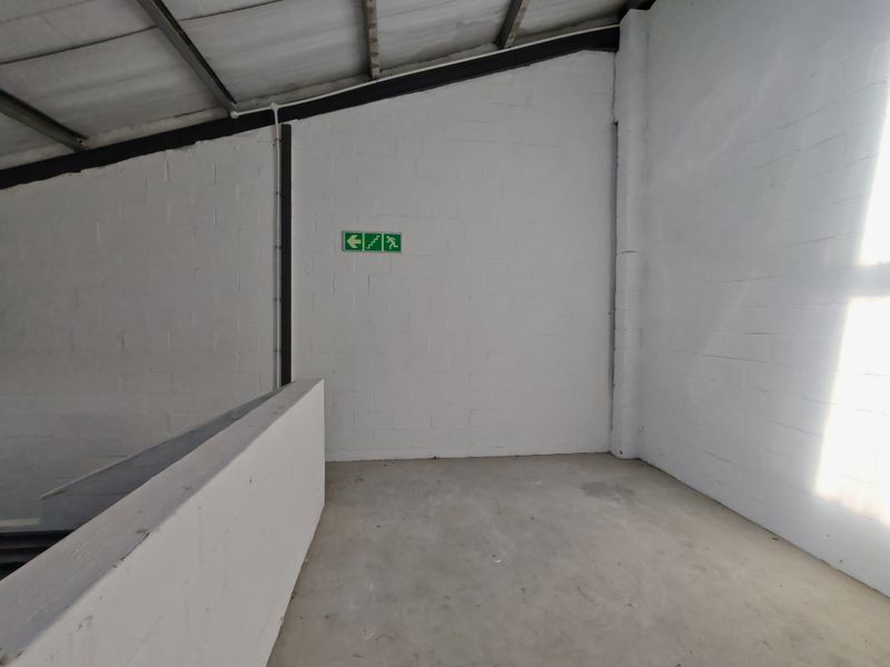 90m2 Industrial Warehouse To Let in the Strand. - Photo 6