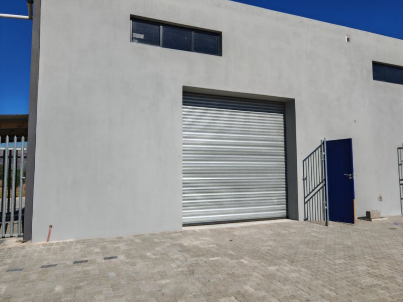 90m2 Industrial Warehouse To Let in the Strand. - Photo 2