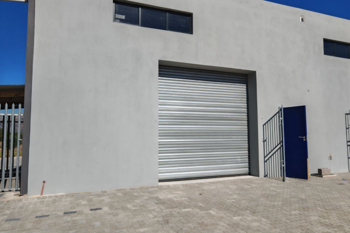 90m2 Industrial Warehouse To Let in the Strand. - Photo 2