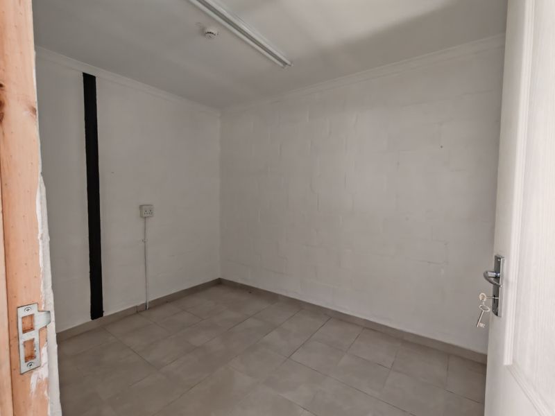 90m2 Industrial Warehouse To Let in the Strand. - Photo 4