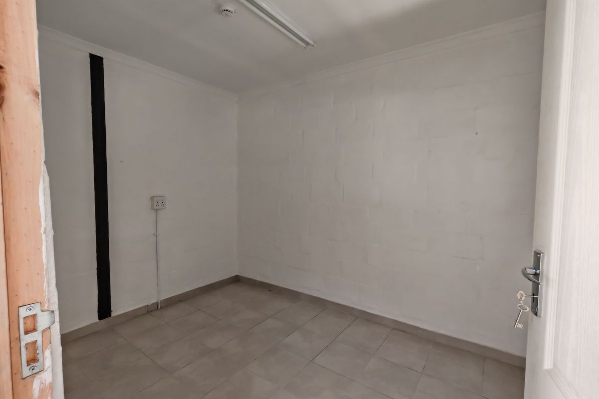 90m2 Industrial Warehouse To Let in the Strand. - Photo 4