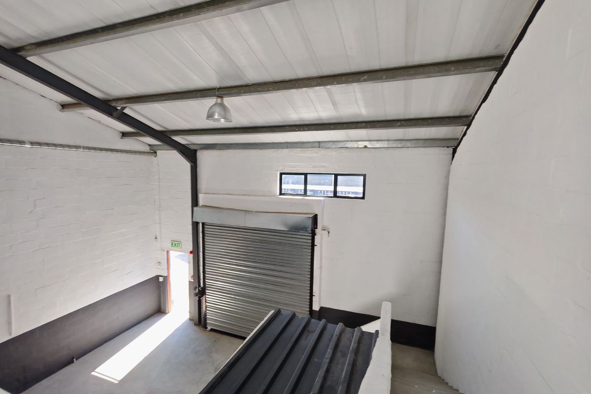 90m2 Industrial Warehouse To Let in the Strand. - Photo 5