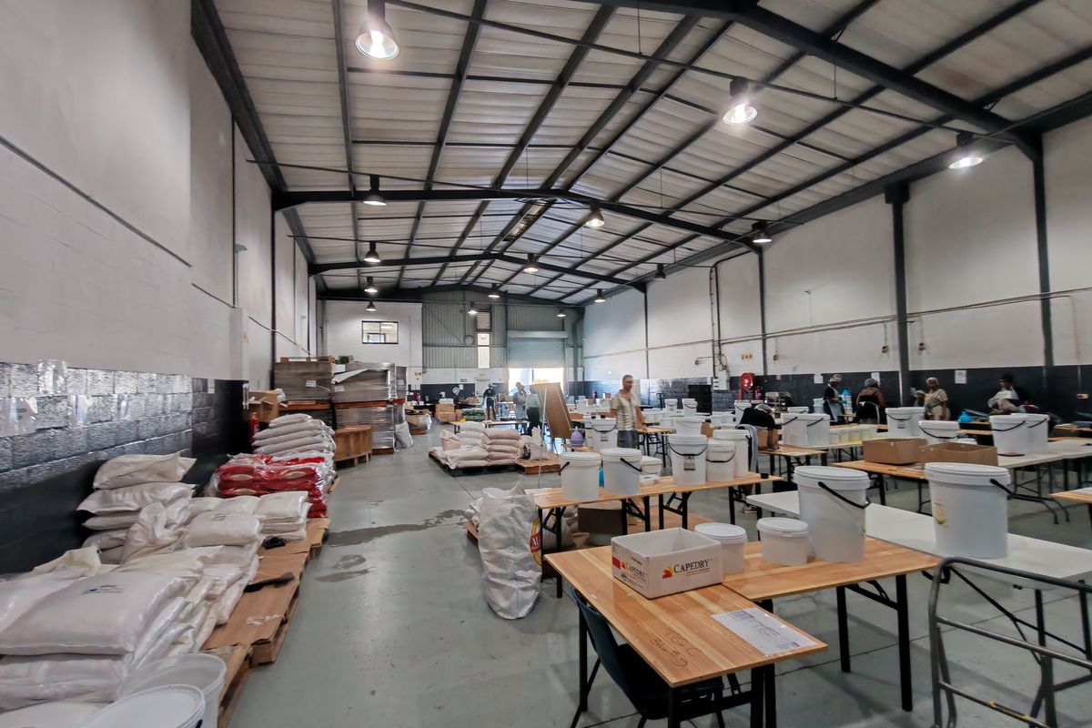 528m2  Warehouse TO LET in the Grove , Interchange ,Somerset West. - Photo 2