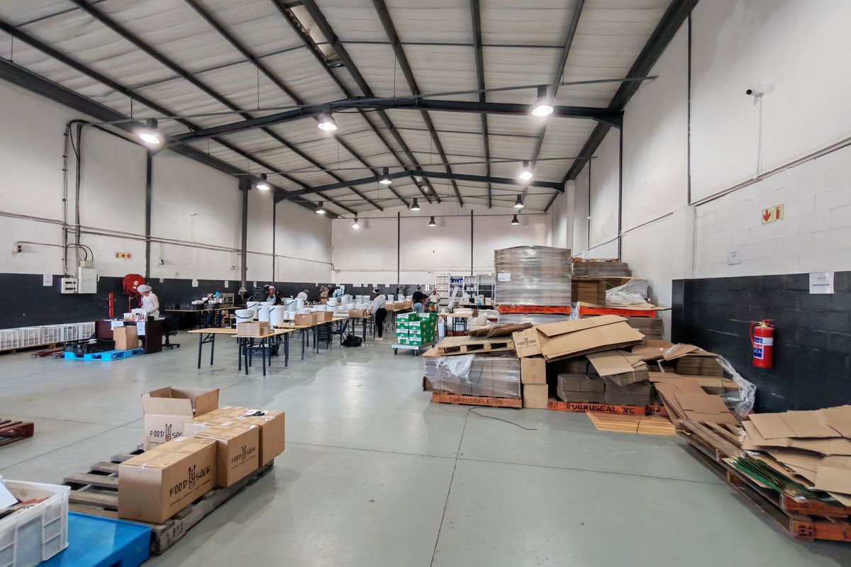 528m2  Warehouse TO LET in the Grove , Interchange ,Somerset West. - Photo 4