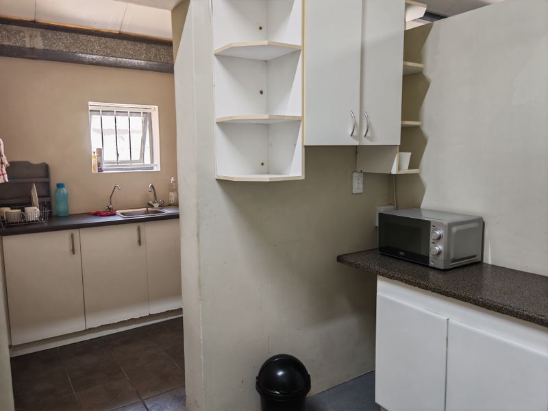 366m2 Commercial / Industrial Unit To Let in Saxenburg Park. - Photo 10