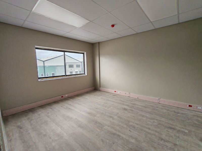 502m2 Warehouse with small yard For Sale in Firgrove Industrial Estate , Somerset West - Brand new - Photo 10