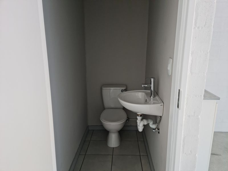 54m2 Industrial Unit TO LET in Asla Park,  Strand. - Photo 7