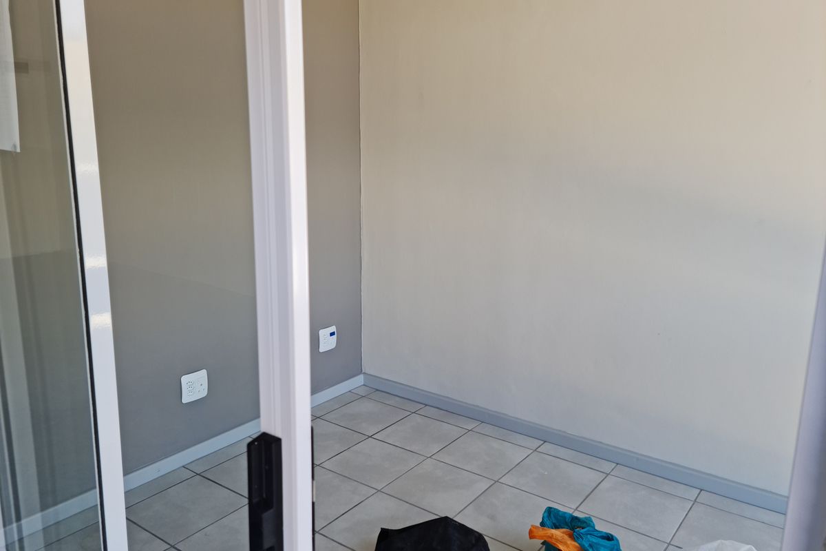 54m2 Industrial Unit TO LET in Asla Park,  Strand. - Photo 5