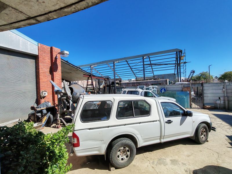 +- 410m2 Industrial Unit with Office and Yard FOR SALE in the Strand. - Photo 10