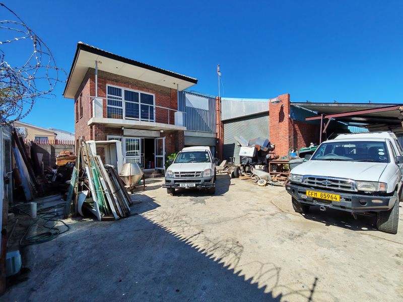 +- 410m2 Industrial Unit with Office and Yard FOR SALE in the Strand. - Photo 9