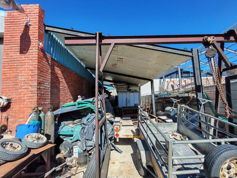 +- 410m2 Industrial Unit with Office and Yard FOR SALE in the Strand. - Photo 8