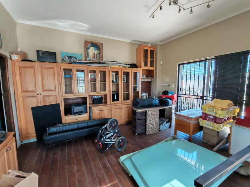 +- 410m2 Industrial Unit with Office and Yard FOR SALE in the Strand. - Photo 7