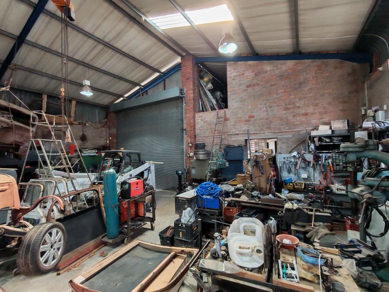 +- 410m2 Industrial Unit with Office and Yard FOR SALE in the Strand. - Photo 2