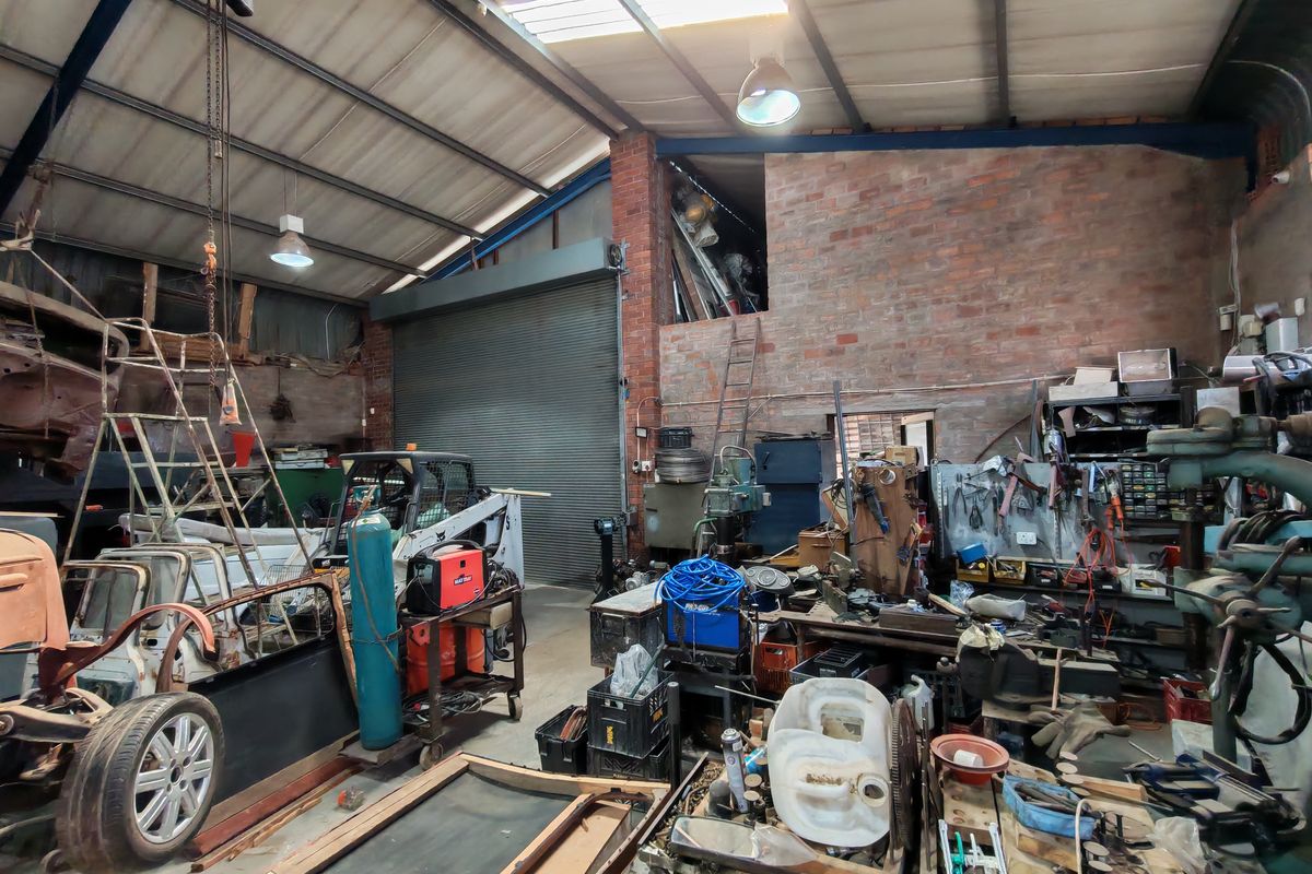 +- 410m2 Industrial Unit with Office and Yard FOR SALE in the Strand. - Photo 2