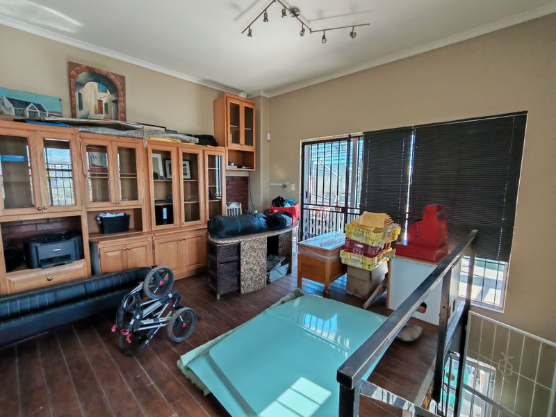 +- 410m2 Industrial Unit with Office and Yard FOR SALE in the Strand. - Photo 3