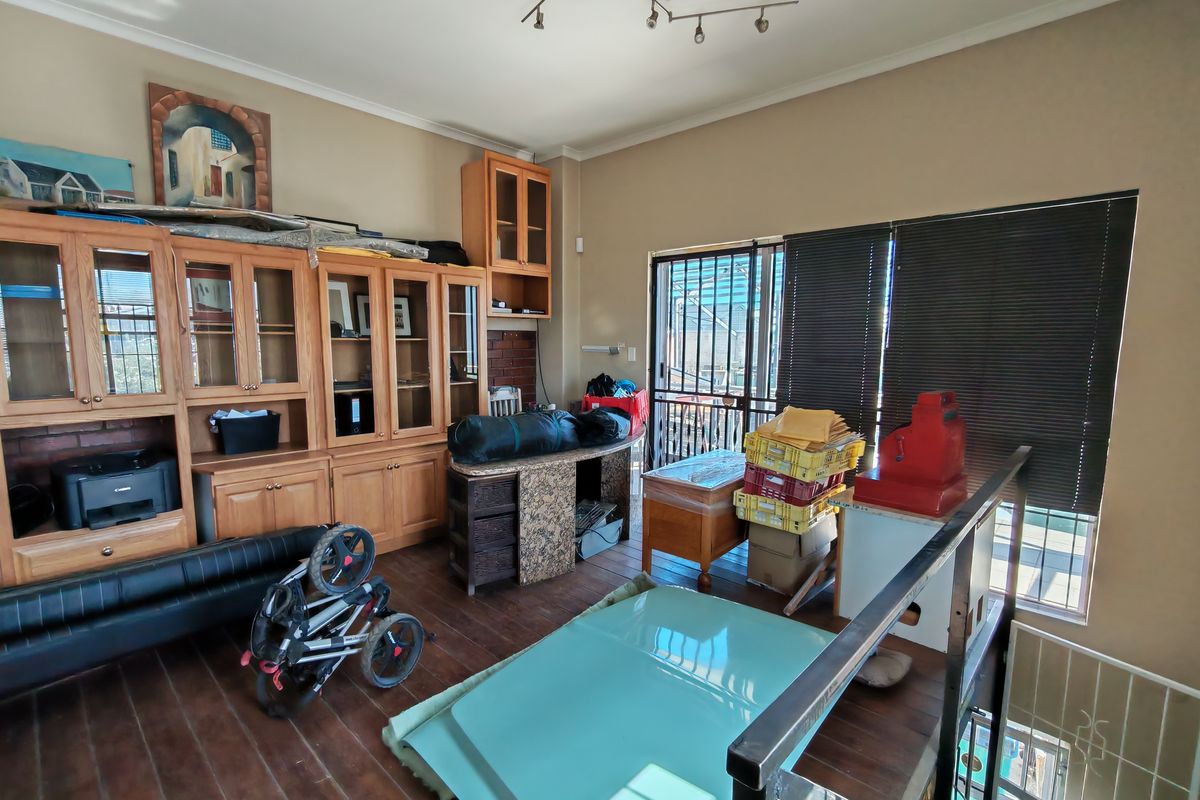 +- 410m2 Industrial Unit with Office and Yard FOR SALE in the Strand. - Photo 3