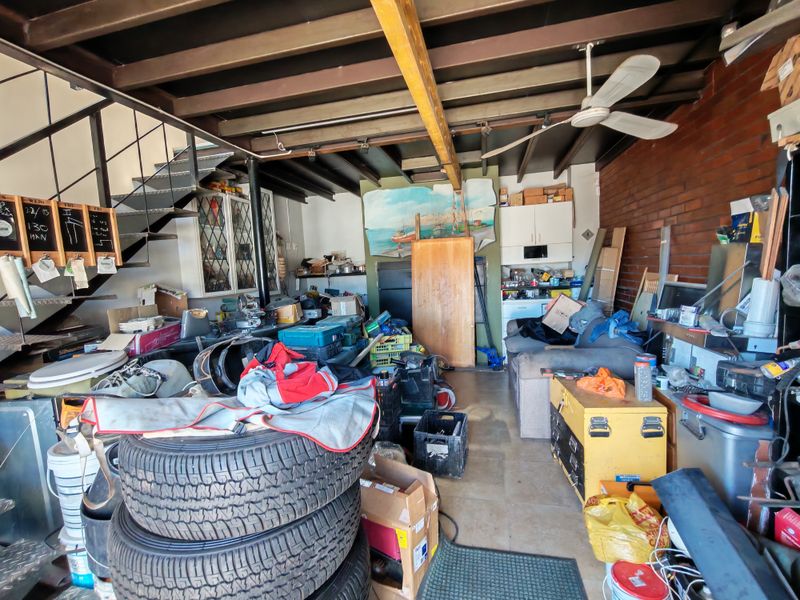 +- 410m2 Industrial Unit with Office and Yard FOR SALE in the Strand. - Photo 4