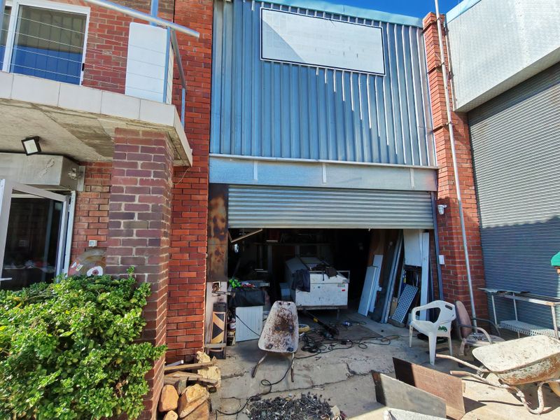 +- 410m2 Industrial Unit with Office and Yard FOR SALE in the Strand. - Photo 5