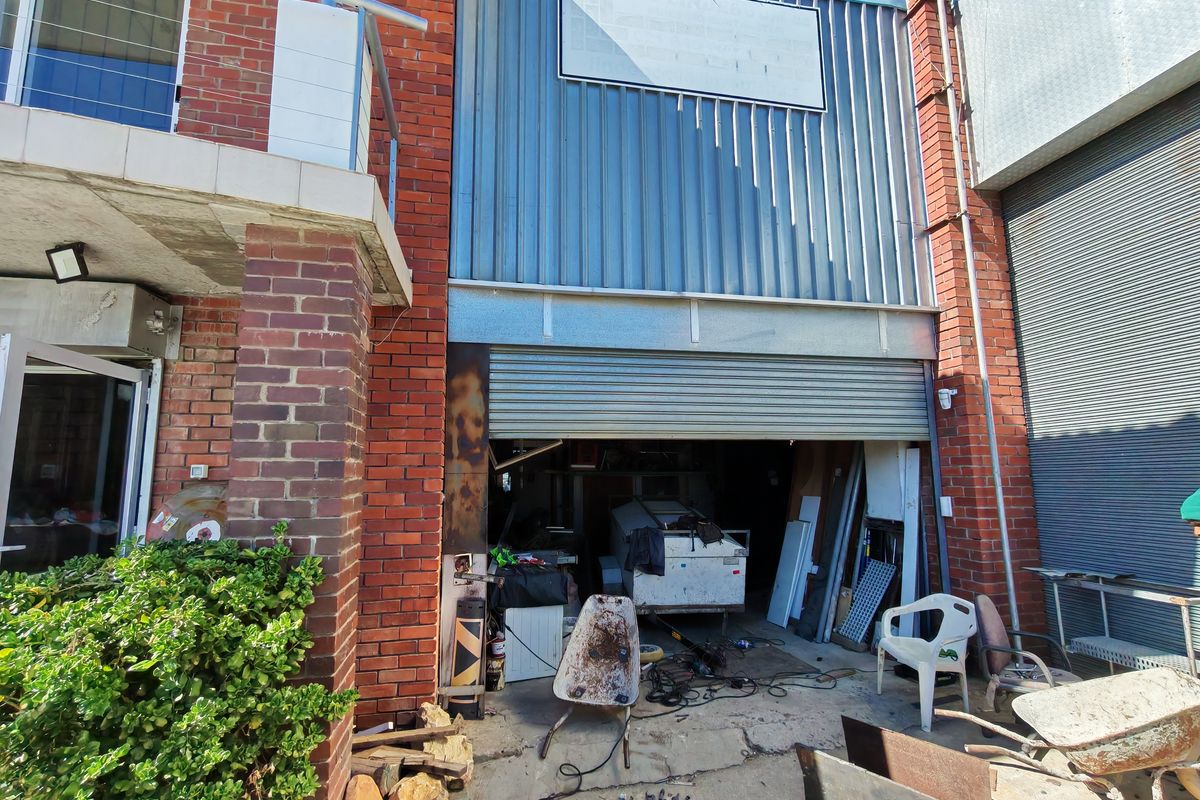 +- 410m2 Industrial Unit with Office and Yard FOR SALE in the Strand. - Photo 5