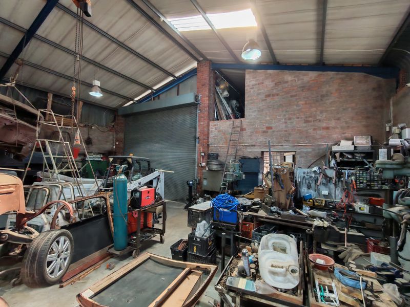 +- 410m2 Industrial Unit with Office Component TO LET in the Strand - Photo 10