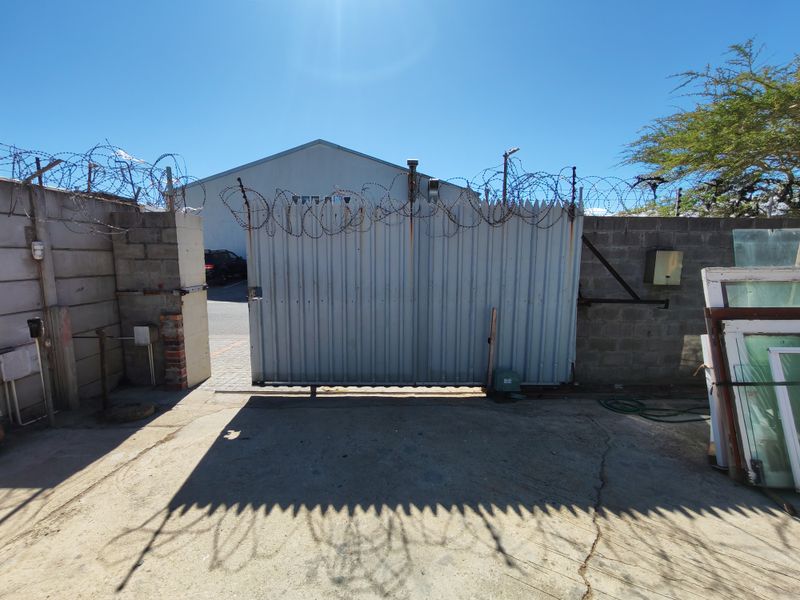 +- 410m2 Industrial Unit with Office Component TO LET in the Strand - Photo 8