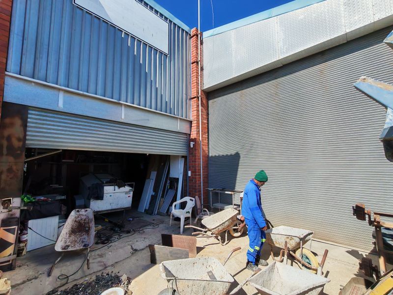 +- 410m2 Industrial Unit with Office Component TO LET in the Strand - Photo 7