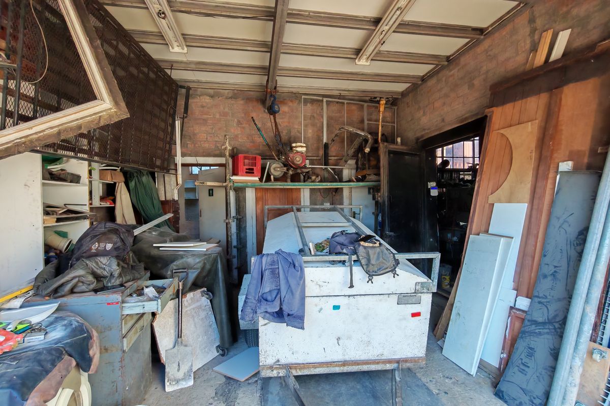 +- 410m2 Industrial Unit with Office Component TO LET in the Strand - Photo 4