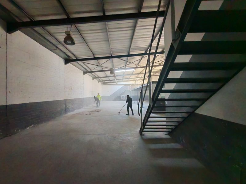 330m2 Warehouse TO LET in Somerset West Business Park. - Photo 8