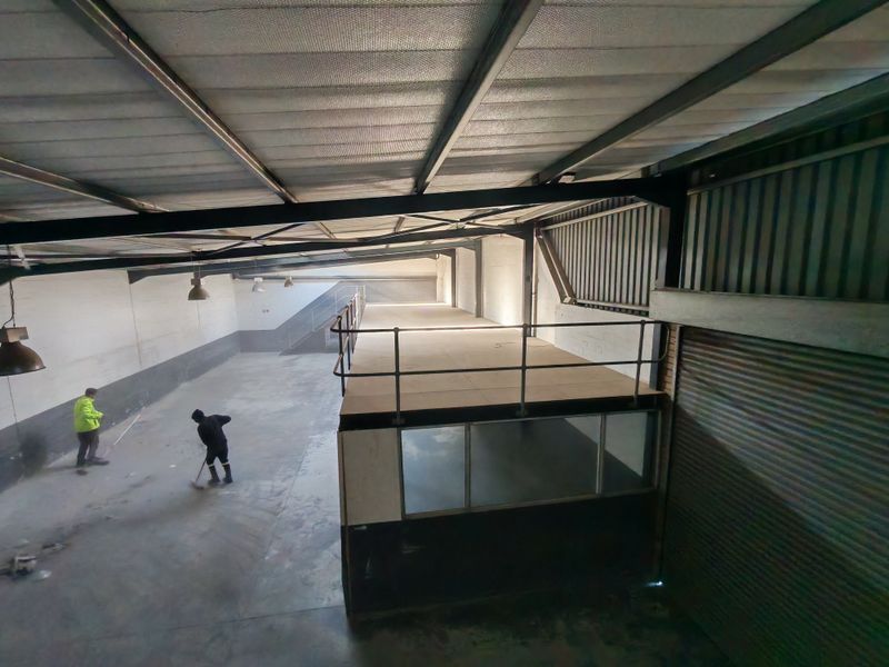 330m2 Warehouse TO LET in Somerset West Business Park. - Photo 4