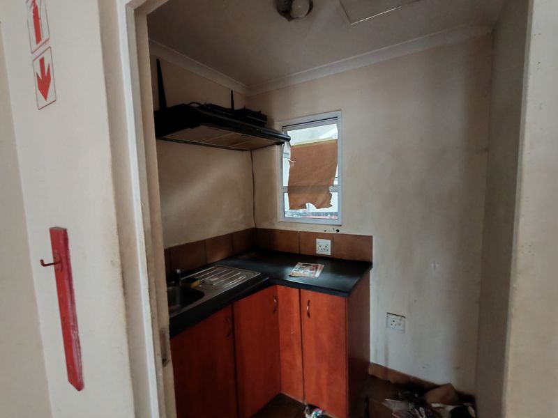 299m2 Industrial Warehouse To Let in Asla Park, Strand - Photo 5