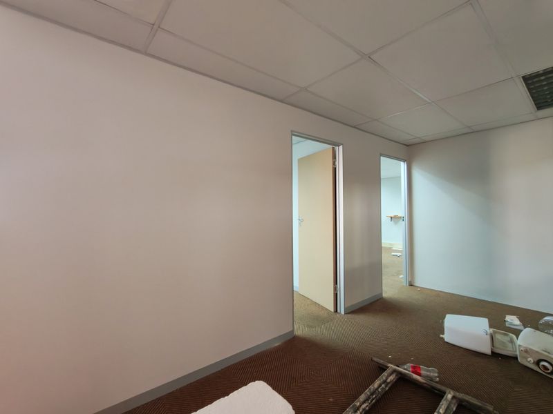 600m2 Warehouse with enclosed Yard/parking Area TO LET in Saxenburg Park, Blackheath. - Photo 9