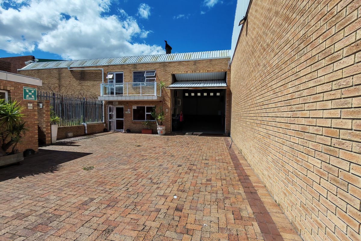 600m2 Warehouse with enclosed Yard/parking Area TO LET in Saxenburg Park, Blackheath. - Photo 2