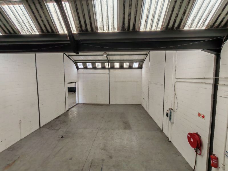 300m2 Warehouse with enclosed Yard/parking Area TO LET in Saxenburg Park, Blackheath. - Photo 9
